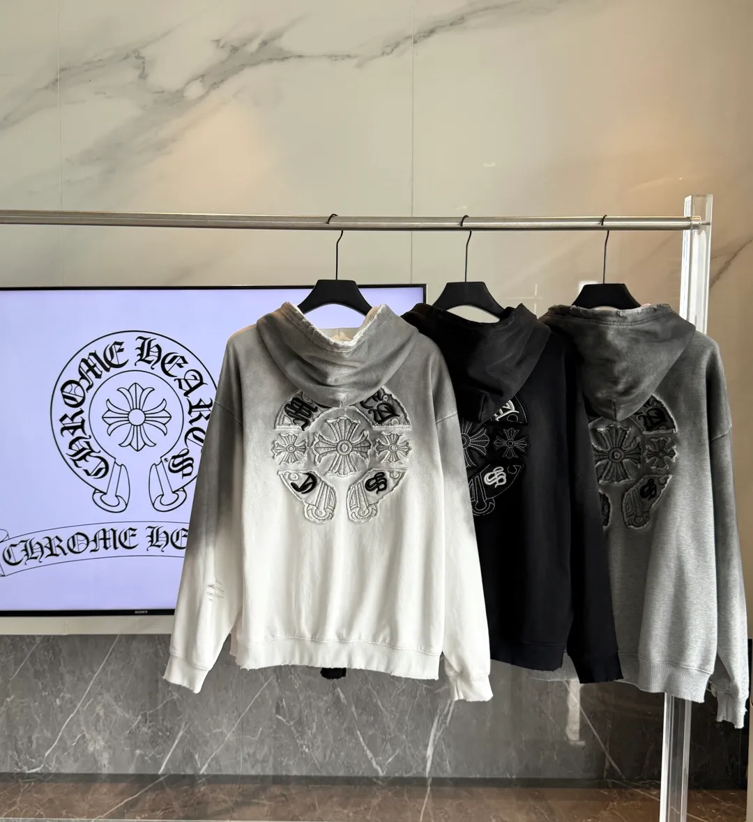 P330 🔥🔥🔥 𝗖𝗵𝗿𝗼𝗺𝗲 𝗛𝗲𝗮𝗿𝘁𝘀/Cro Heart 2025 Cross Patch Embroidery Summer New Original Single Counter American Acid Washed Distressed Laser Burnt Patch Embroidery Couple Casual Hooded Sweatshirt 👑The highest version! Customized fabric 440g tripe terry fabric! American acid-washed and distressed original fabric laser burnt ✟appliqué embroidery and exquisite embroidery of letters! The best-selling model at the counter. It is very comfortable to wear. It is low-key yet luxurious. It is very classy when worn. The large size and tailoring are needless to say. The upper body is exquisite and vivid. 👍High-end first-class materials. A truly palace-level product. The cotton from Turkey is of outstanding quality. After heavy washing, the clothes are very soft! Not picky, the upper body is absolutely stylish and extremely luxurious. Auxiliary materials: The original model has been authenticated and labeled ➕100% silk washed with water label. Genuine purchase-grade original hangtag➕matching hanging rope➕3D hanging beads➕original packaging bag. Craftsmanship: The original version has consistent wiring! The highest version of the armhole matching technique! Countless times of pattern making to 100% restore the original appearance! The correct version is the same for men and women, super eye-catching, super good-looking, and super atmospheric! Color: White Black Royal Blue Size: XS-L